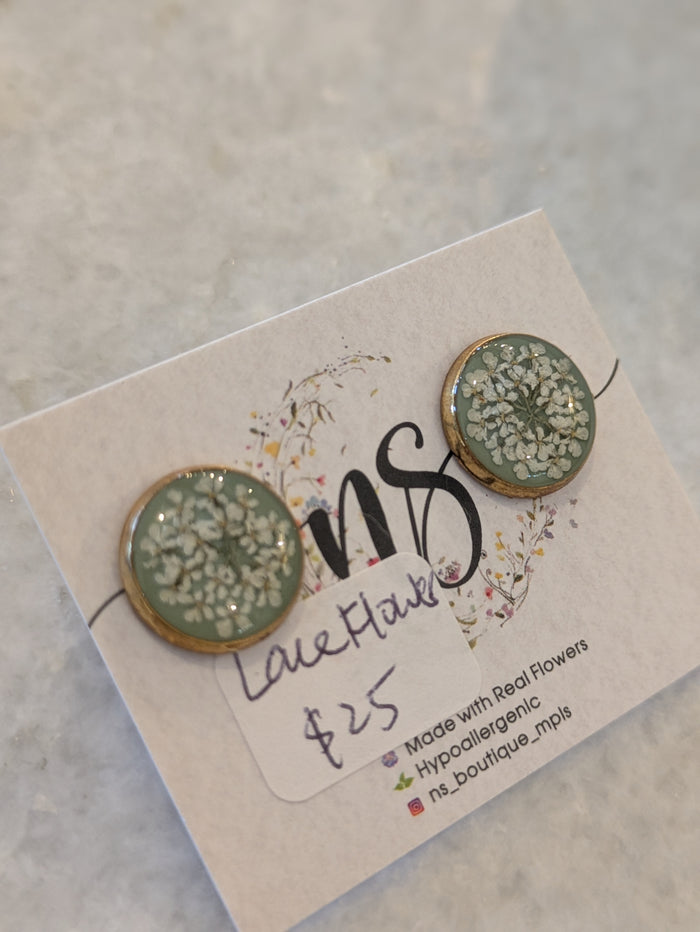 Lace Flower Mint Background Stud