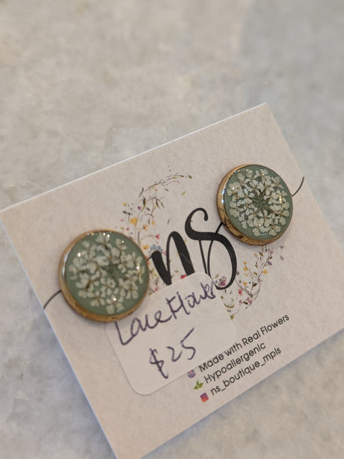 Lace Flower Mint Background Stud